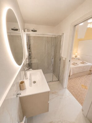 Een douche,  milieuvriendelijk toiletgerief, een haardroger, handdoeken