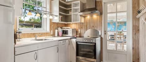 Refrigerador, microondas, lavavajillas y utensilios de cocina
