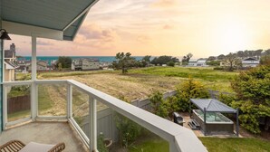 A balcony with a view of a residential area and the sea. - 2 Blocks to ocean, steps to beach, ocean view,  coastal trail, BBQ (Half Moon bay)