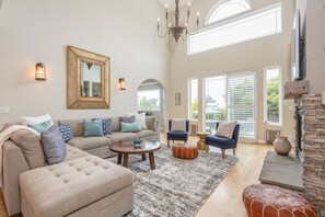 Smart TV, fireplace - 2 Blocks to ocean, steps to beach, ocean view, hot tub, coastal trail, BBQ (Half Moon bay)