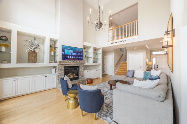 Smart TV, fireplace - 2 Blocks to ocean, steps to beach, ocean view, hot tub, coastal trail, BBQ (Half Moon bay)