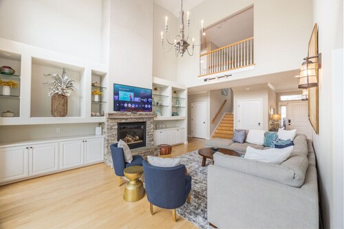 2 Blocks to ocean, steps to beach, ocean view,  hot tub, coastal trail, BBQ