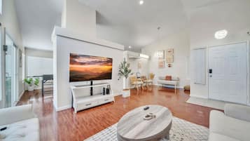 Televisión, chimenea, futbolito y oficina