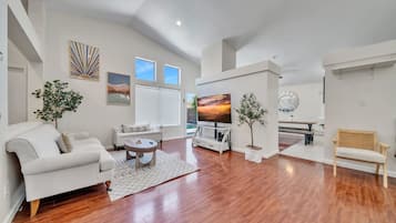 Televisión, chimenea, futbolito y oficina