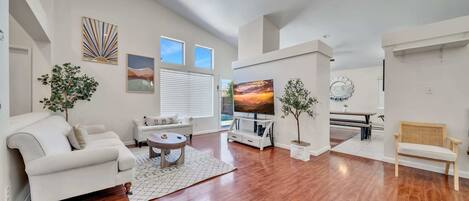 TV, lareira, pebolim, escritórios