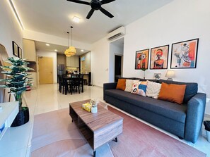 Appartamento Signature, vista città | Area soggiorno | TV a schermo piatto