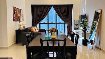 Signature appartement, uitzicht op de stad | Dineerruimte