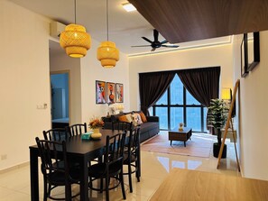 Căn hộ có thiết kế đặc trưng, quang cảnh thành phố | Khu phòng khách | TV màn hình phẳng 