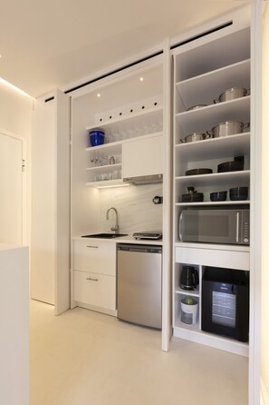 Fridge, microwave, dishwasher, coffee/tea maker - Spetses studio·Modern studio in the heart of Old P (Spetses)