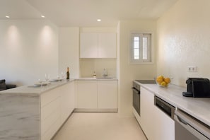 Kühlschrank, Ofen, Geschirrspüler, Wasserkocher mit Kaffee-/Teezubehör