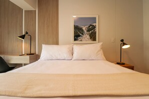 2 bedrooms, desk, iron/ironing board, WiFi