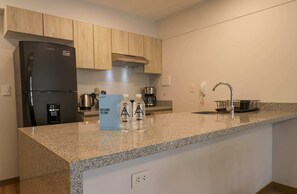 ثلاجة، ميكروويف، فرن، موقد طهي مسطح