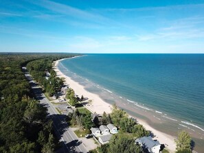 På stranden