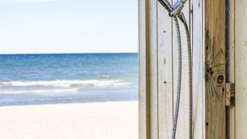 På stranden