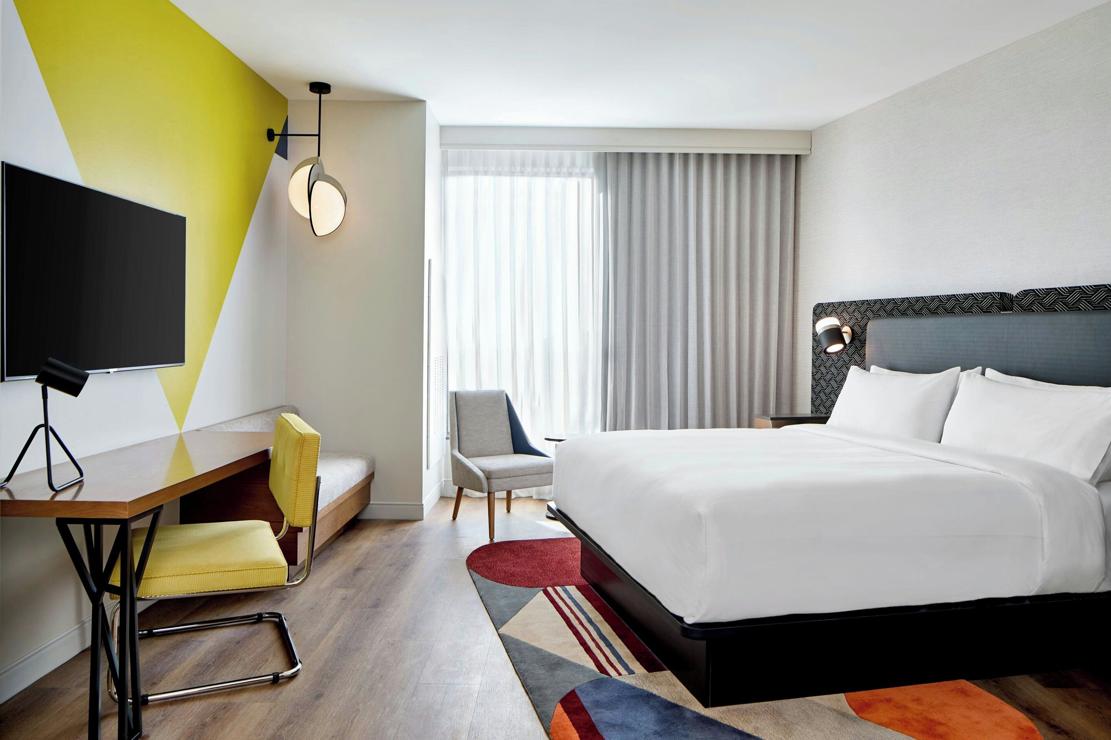 高級寝具、セーフティボックス (室内)、デスク、ノートパソコン用作業スペース