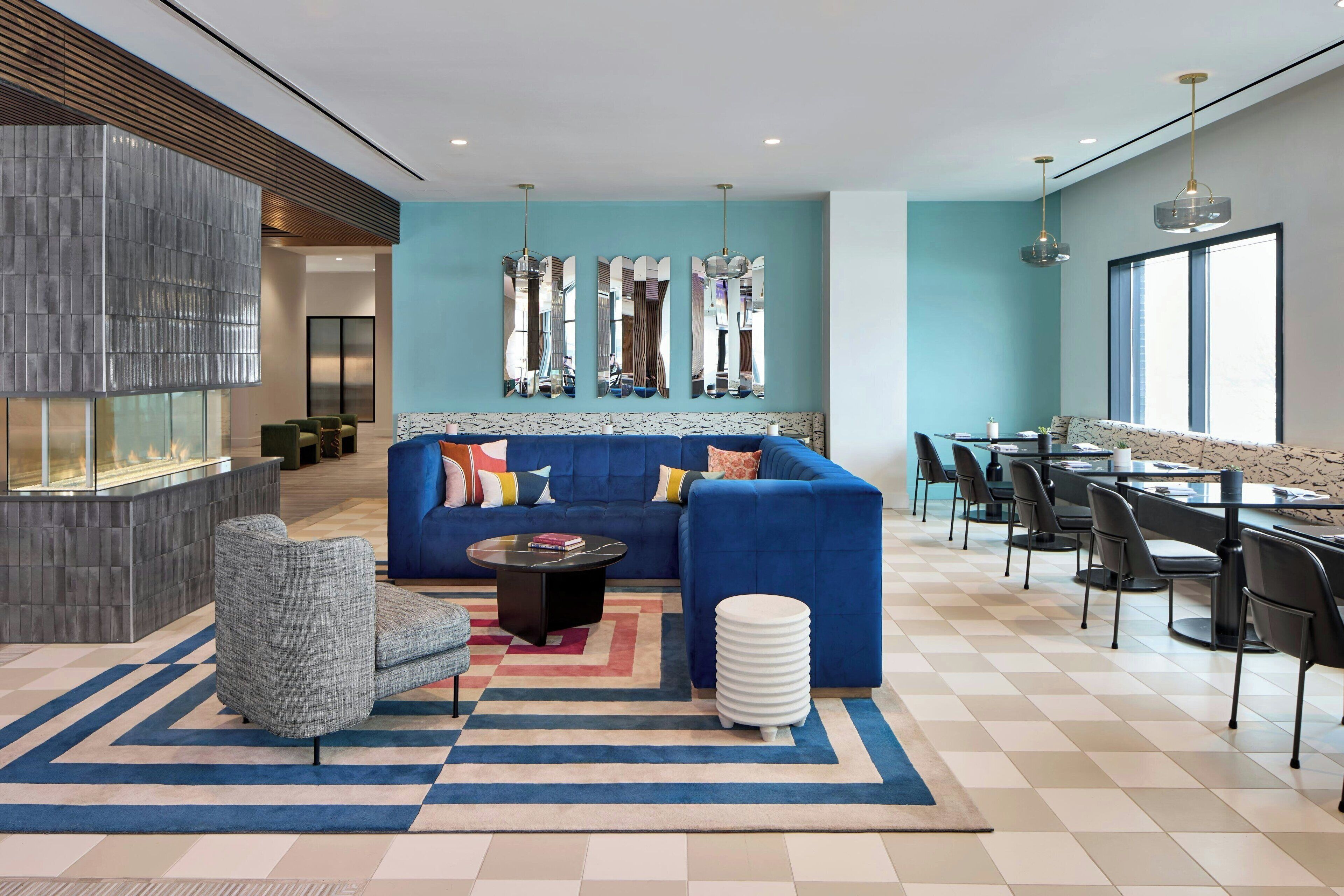 Menyajikan hidangan lokal dan internasional