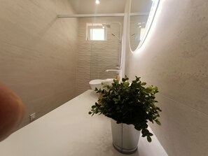 Een douche, een haardroger, handdoeken, zeep