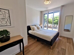 2 habitaciones, escritorio y tabla de planchar con plancha 