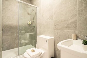 Dusche, Haartrockner, Handtücher