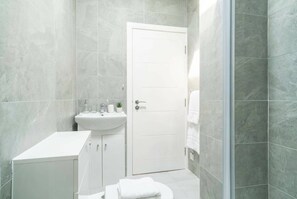 Chuveiro, secador de cabelo, toalhas de banho 