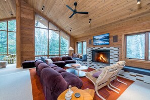 Fernseher, Kamin, Arbeitsbereiche