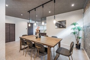 5 間睡房、記憶棉床墊、遮光窗簾/窗簾、免費 Wi-Fi