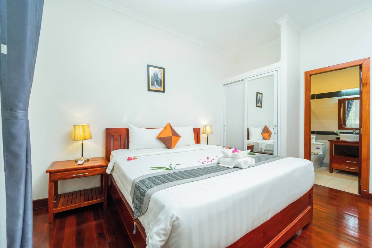 2 bedrooms, premium bedding, laptop workspace, free WiFi