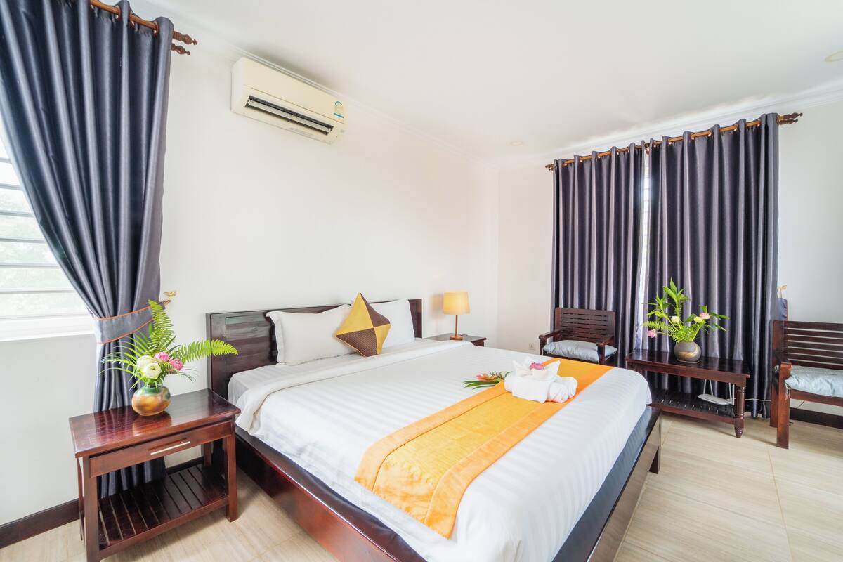 2 bedrooms, premium bedding, laptop workspace, free WiFi