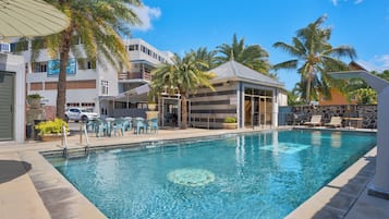 Una piscina al aire libre