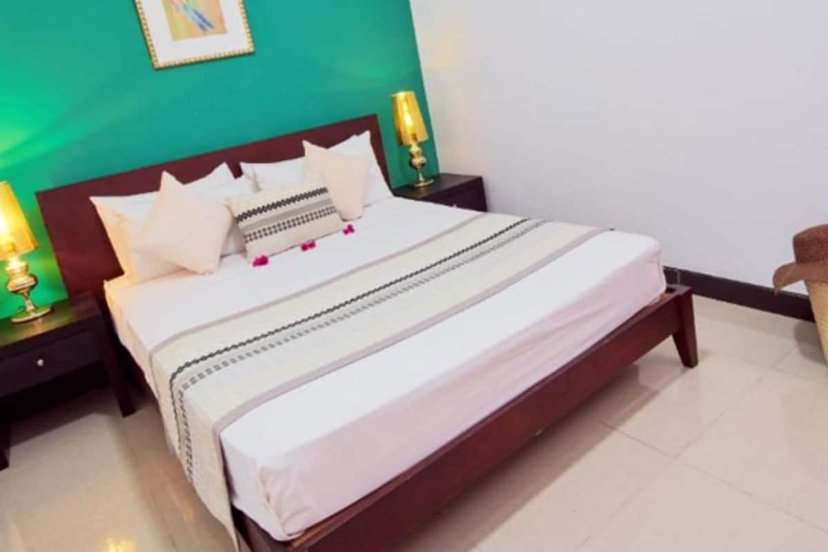 2 bedrooms, minibar, in-room safe, blackout curtains