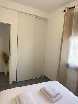 3 quartos, ferros/tábuas de passar roupa, Wi-Fi, roupa de cama