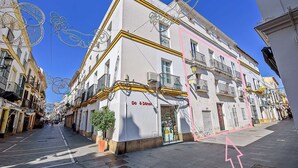 A street view with a building featuring a shop named "Da & Danet" on the ground floor.