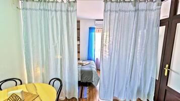 2 bedrooms, iron/ironing board, WiFi