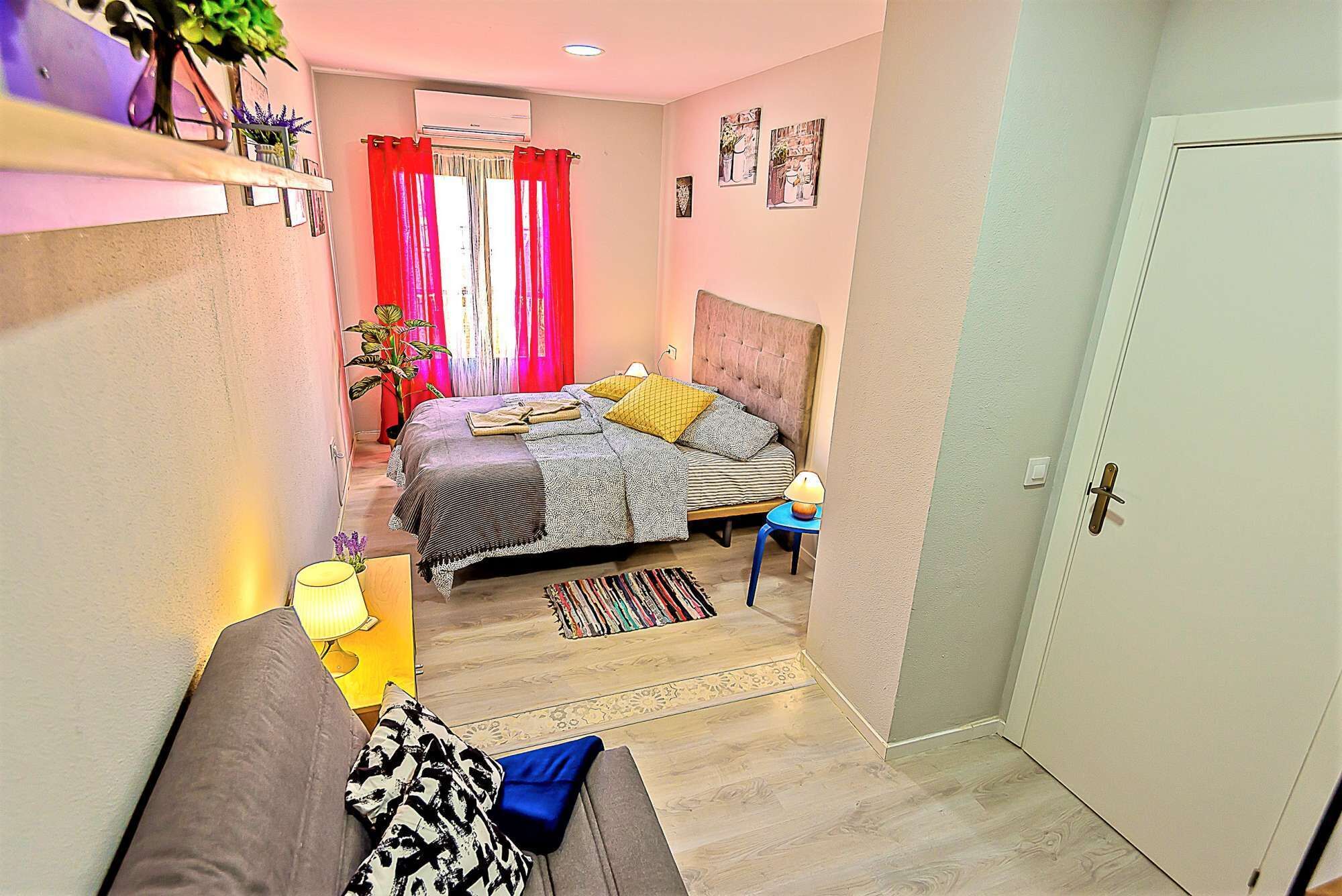 1 slaapkamer, een strijkplank/strijkijzer, wifi