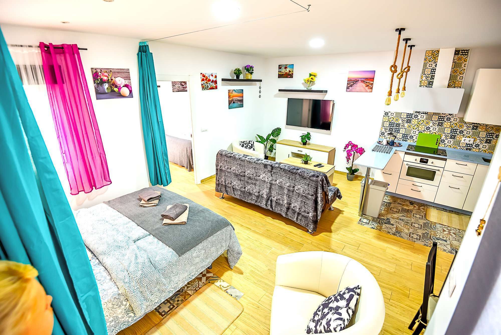 2 slaapkamers, een strijkplank/strijkijzer, reisbedje, wifi