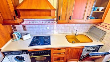 Frigorífico, microondas, placa de cocina y lavavajillas