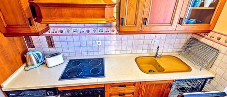 Réfrigérateur, four à micro-ondes, surface de cuisson, lave-vaisselle