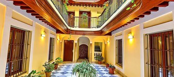 Right in the Historical Downtown - The Best Location with Bars & Restaurants all around