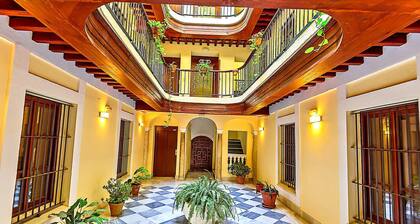 Right in the Historical Downtown - The Best Location with Bars & Restaurants all around