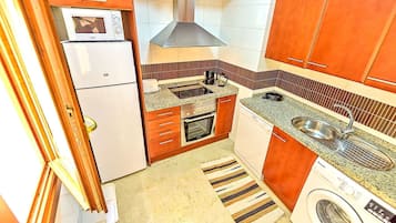 Een koelkast, een magnetron, een oven, een kookplaat