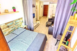 2 bedrooms, iron/ironing board, WiFi, bed sheets - Plaza Herrería Central Apartment "E" with Balcony. Right downtown, best location (El Puerto de Santa María)