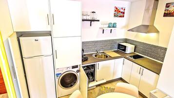 Een koelkast, een magnetron, een kookplaat, een vaatwasser