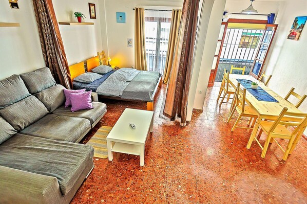 TV - Misericordia Central 4-Bedroom Apartment with Lift (El Puerto de Santa María)