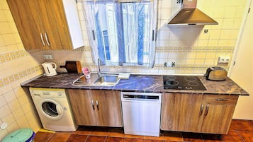 Frigorífico, microondas, placa de cocina y lavavajillas