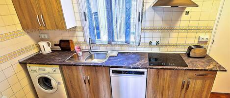 Geladeira, micro-ondas, cooktop, lava-louças