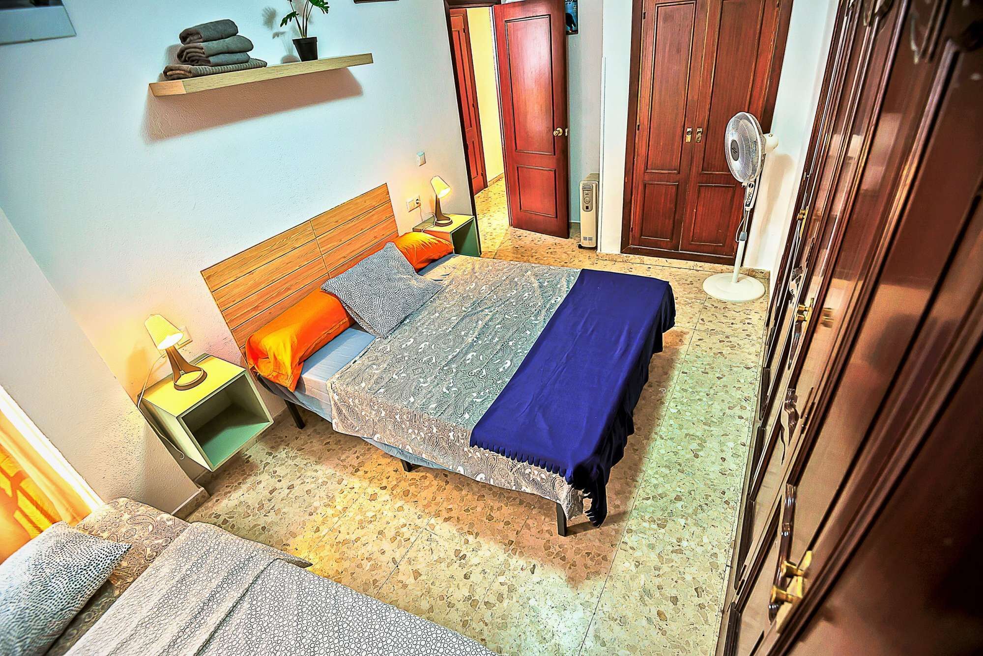 5 habitaciones, tabla de planchar con plancha, wifi y ropa de cama 