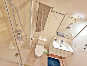Dusche, umweltfreundliche Kosmetikartikel, Haartrockner