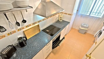 Refrigerador, microondas, horno, placa de cocina