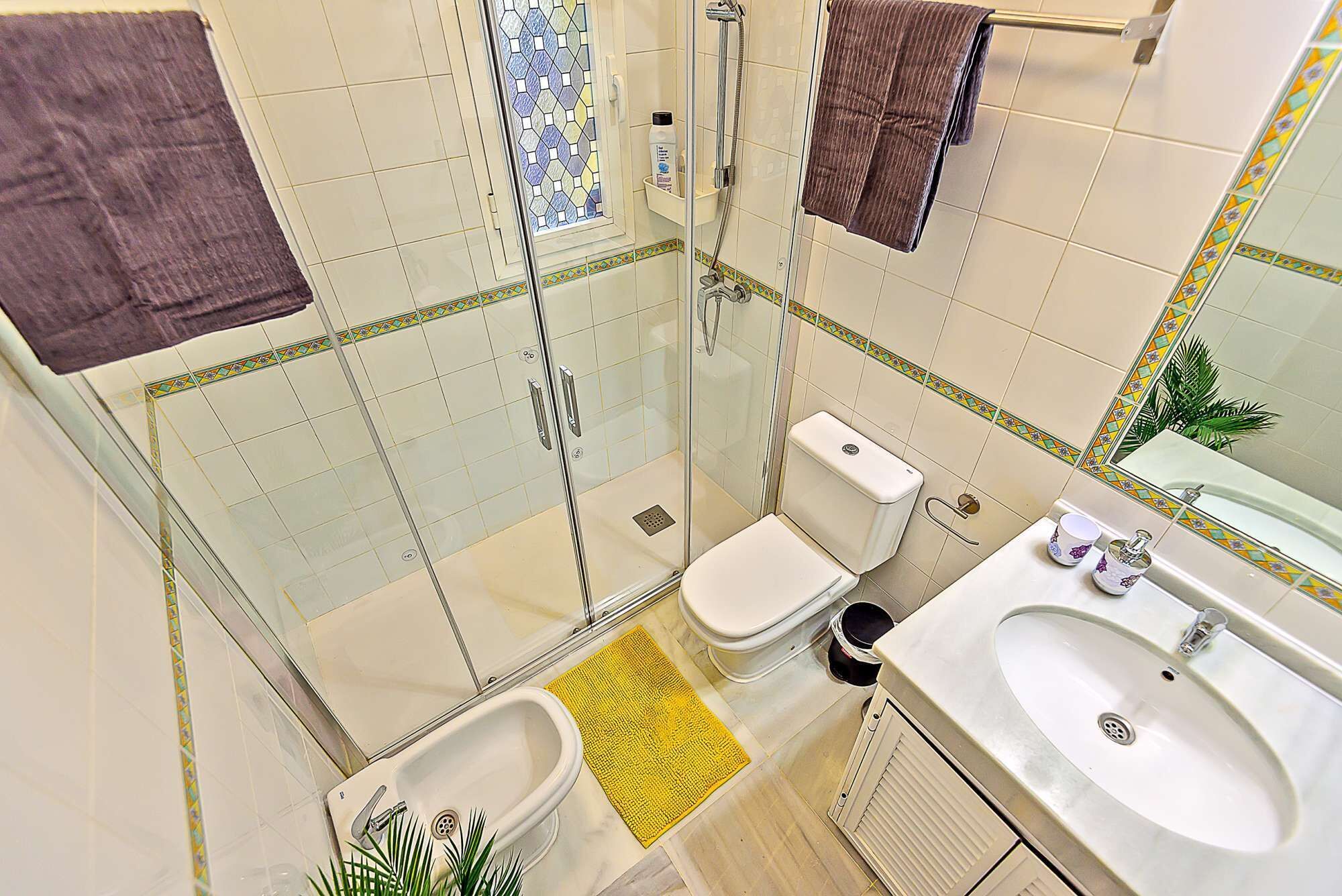Regadera, amenidades de baño ecológicas, secadora de cabello, bidet 