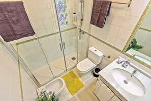Dusche, umweltfreundliche Kosmetikartikel, Haartrockner, Bidet